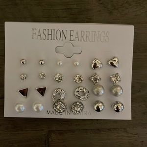 ⭐️12 pack of fashion stud earrings⭐️